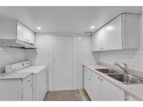 4704 Whitehorn Drive Ne, Calgary, AB - Indoor Photo Showing Kitchen With Double Sink