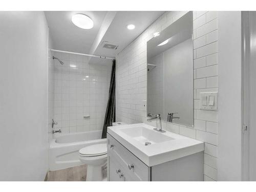 4704 Whitehorn Drive Ne, Calgary, AB - Indoor Photo Showing Bathroom