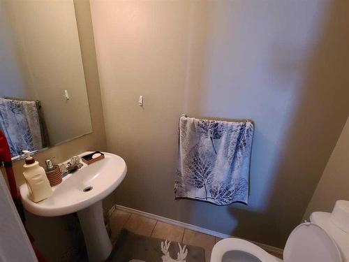 302-919 38 Street Ne, Calgary, AB - Indoor Photo Showing Bathroom