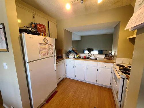 302-919 38 Street Ne, Calgary, AB - Indoor Photo Showing Kitchen