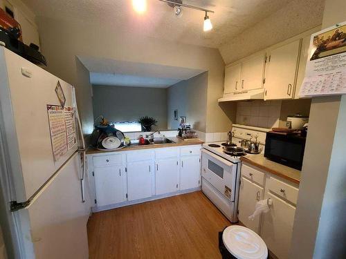 302-919 38 Street Ne, Calgary, AB - Indoor Photo Showing Kitchen