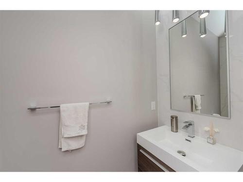 222 12 Avenue Ne, Calgary, AB - Indoor Photo Showing Bathroom