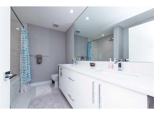 222 12 Avenue Ne, Calgary, AB - Indoor Photo Showing Bathroom