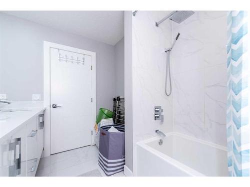 222 12 Avenue Ne, Calgary, AB - Indoor Photo Showing Bathroom