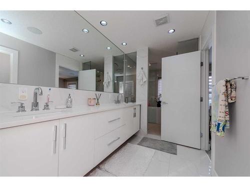 222 12 Avenue Ne, Calgary, AB - Indoor Photo Showing Bathroom