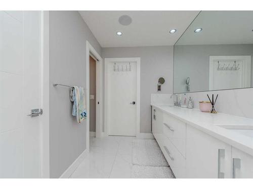 222 12 Avenue Ne, Calgary, AB - Indoor Photo Showing Bathroom