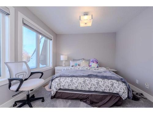 222 12 Avenue Ne, Calgary, AB - Indoor Photo Showing Bedroom