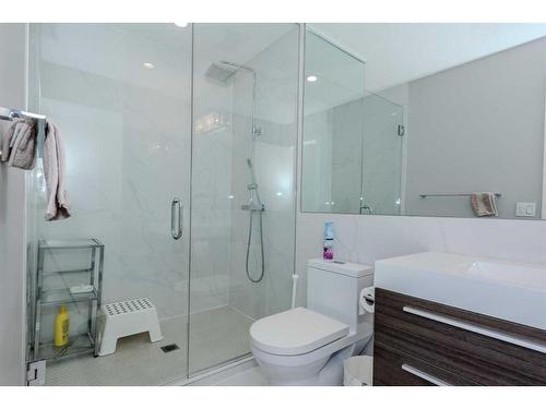 222 12 Avenue Ne, Calgary, AB - Indoor Photo Showing Bathroom