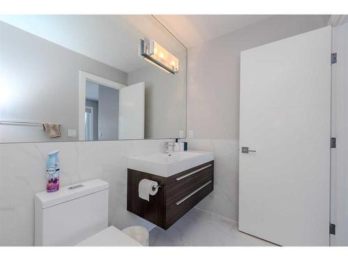 222 12 Avenue Ne, Calgary, AB - Indoor Photo Showing Bathroom