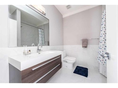 222 12 Avenue Ne, Calgary, AB - Indoor Photo Showing Bathroom