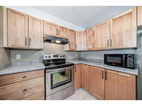 2216-2518 Fish Creek Boulevard Sw, Calgary, AB - Indoor Photo Showing Kitchen