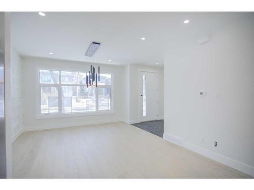 2520 16 Street Sw, Calgary, AB - Indoor Photo Showing Other Room