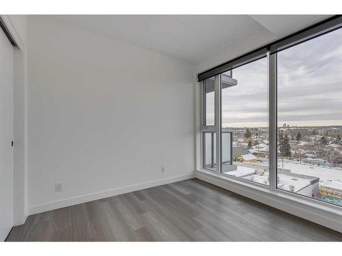 808-327 9A Street Nw, Calgary, AB - Indoor Photo Showing Other Room