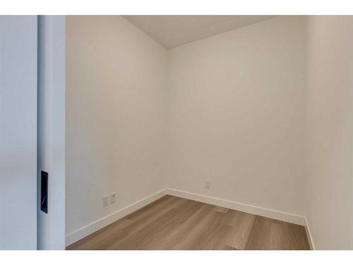 808-327 9A Street Nw, Calgary, AB - Indoor Photo Showing Other Room