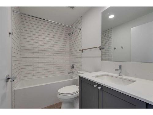 808-327 9A Street Nw, Calgary, AB - Indoor Photo Showing Bathroom