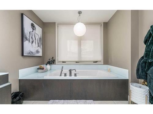 B-1312 Gladstone Road Nw, Calgary, AB - Indoor Photo Showing Bathroom