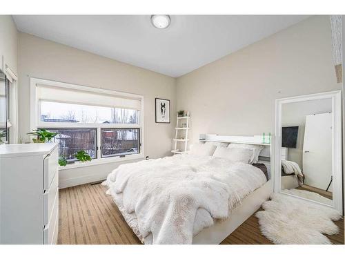 B-1312 Gladstone Road Nw, Calgary, AB - Indoor Photo Showing Bedroom