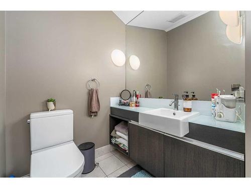 B-1312 Gladstone Road Nw, Calgary, AB - Indoor Photo Showing Bathroom