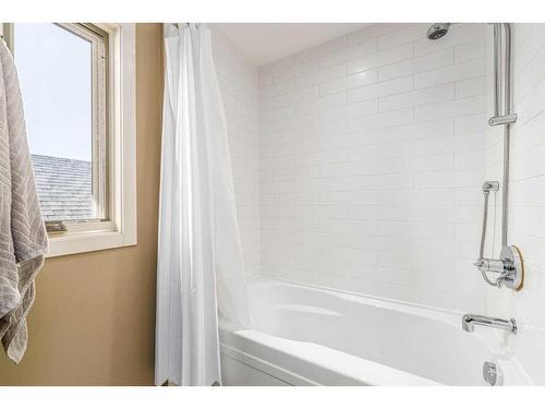 B-1312 Gladstone Road Nw, Calgary, AB - Indoor Photo Showing Bathroom