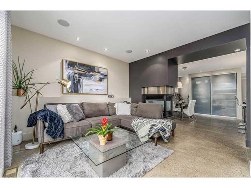 B-1312 Gladstone Road Nw, Calgary, AB - Indoor Photo Showing Living Room