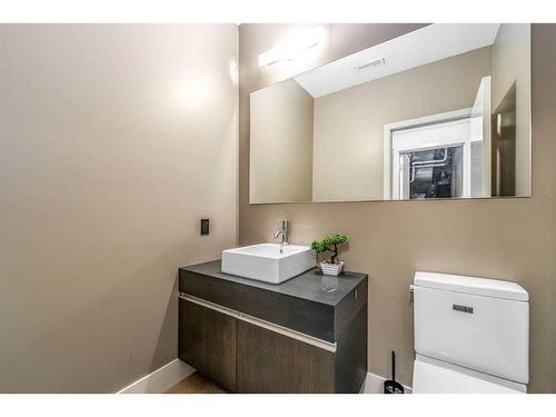 B-1312 Gladstone Road Nw, Calgary, AB - Indoor Photo Showing Bathroom