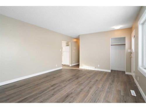 221 Frederick Avenue West, Standard, AB - Indoor Photo Showing Other Room