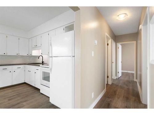 221 Frederick Avenue West, Standard, AB - Indoor Photo Showing Kitchen