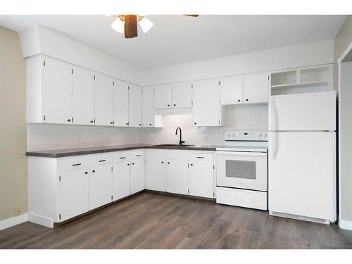 221 Frederick Avenue West, Standard, AB - Indoor Photo Showing Kitchen