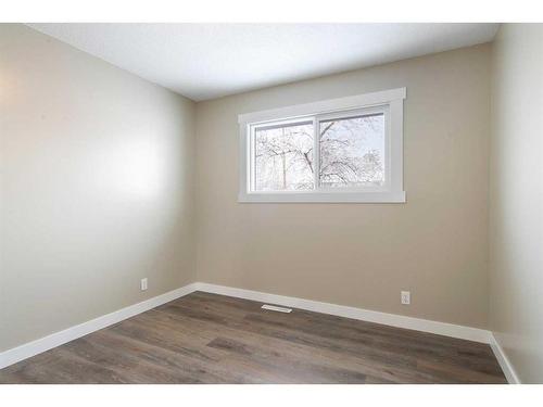 221 Frederick Avenue West, Standard, AB - Indoor Photo Showing Other Room