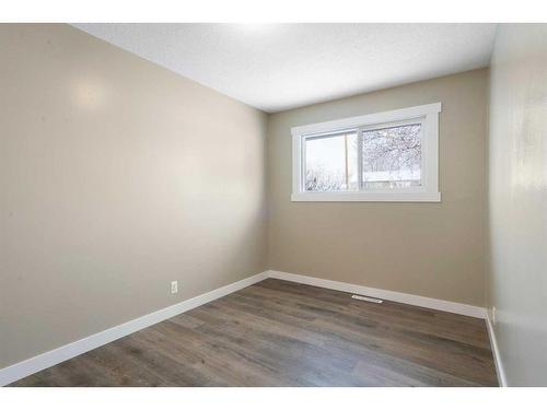 221 Frederick Avenue West, Standard, AB - Indoor Photo Showing Other Room