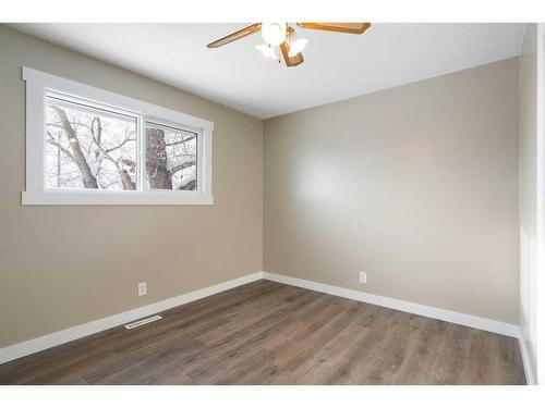 221 Frederick Avenue West, Standard, AB - Indoor Photo Showing Other Room