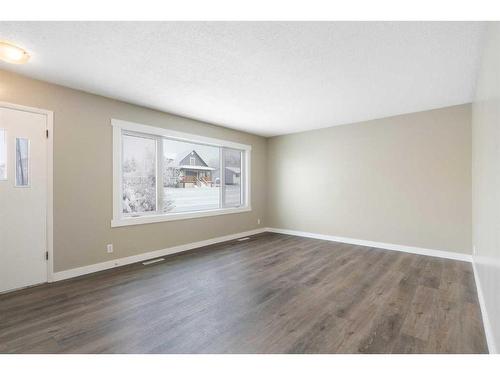 221 Frederick Avenue West, Standard, AB - Indoor Photo Showing Other Room