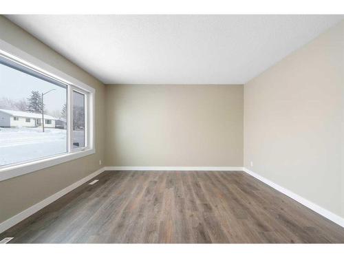 221 Frederick Avenue West, Standard, AB - Indoor Photo Showing Other Room