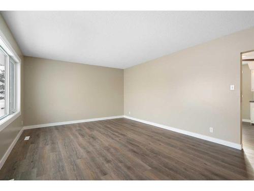 221 Frederick Avenue West, Standard, AB - Indoor Photo Showing Other Room