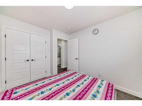 240 Belmont Boulevard Sw, Calgary, AB - Indoor Photo Showing Bedroom