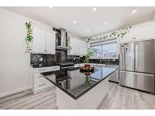 240 Belmont Boulevard Sw, Calgary, AB - Indoor Photo Showing Kitchen