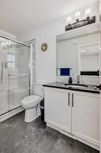 240 Belmont Boulevard Sw, Calgary, AB - Indoor Photo Showing Bathroom