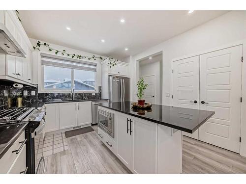 240 Belmont Boulevard Sw, Calgary, AB - Indoor Photo Showing Kitchen