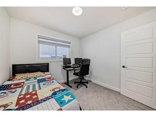 240 Belmont Boulevard Sw, Calgary, AB - Indoor Photo Showing Bedroom