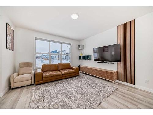 240 Belmont Boulevard Sw, Calgary, AB - Indoor Photo Showing Living Room