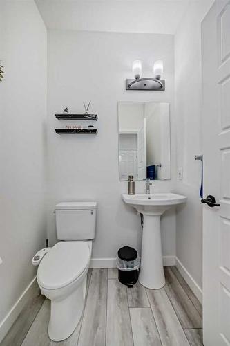 240 Belmont Boulevard Sw, Calgary, AB - Indoor Photo Showing Bathroom