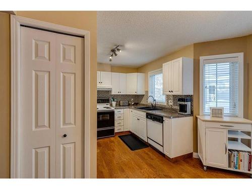 1-533 14 Avenue Sw, Calgary, AB - Indoor Photo Showing Kitchen