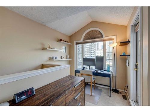 1-533 14 Avenue Sw, Calgary, AB - Indoor