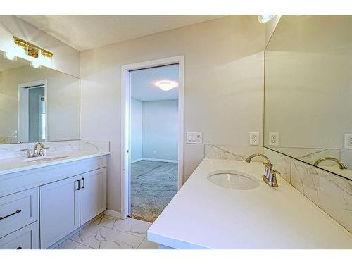 36 Belmont Terrace Sw, Calgary, AB - Indoor Photo Showing Bathroom