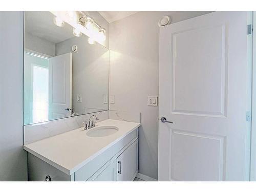 36 Belmont Terrace Sw, Calgary, AB - Indoor Photo Showing Bathroom