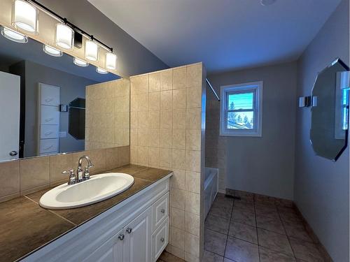 4618 48 Street, Olds, AB - Indoor Photo Showing Bathroom