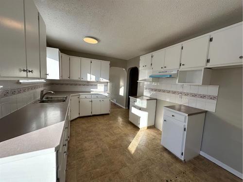 4618 48 Street, Olds, AB - Indoor Photo Showing Kitchen With Double Sink