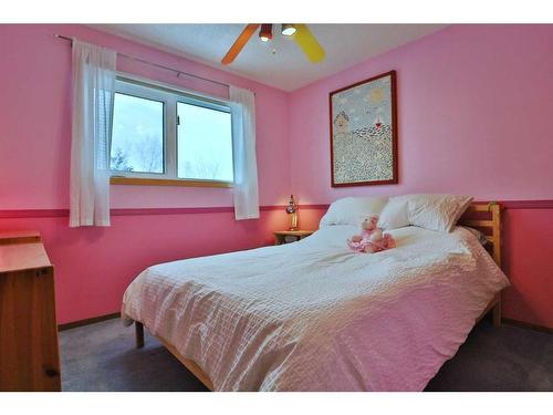 47 Edenwold Crescent Nw, Calgary, AB - Indoor Photo Showing Bedroom