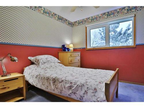 47 Edenwold Crescent Nw, Calgary, AB - Indoor Photo Showing Bedroom