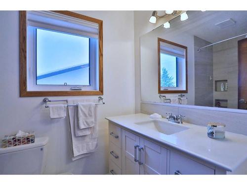 47 Edenwold Crescent Nw, Calgary, AB - Indoor Photo Showing Bathroom